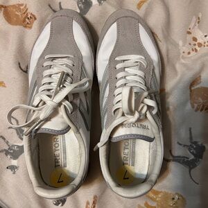 Tretorn Women’s size 7 White and Light Gray Retro Sneakers